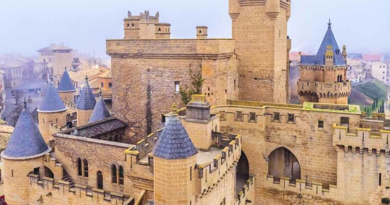 El encantador pueblo medieval de Olite y su impresionante Castillo Palacio Real.
