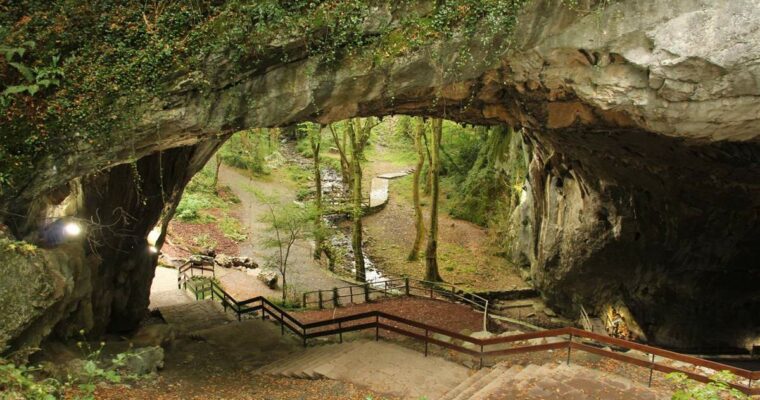 Explorando las oscuras y misteriosas Cuevas de Zugarramurdi