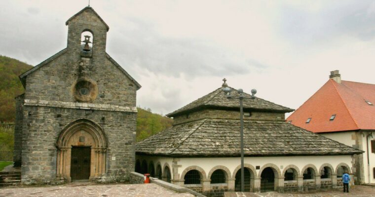 La majestuosa Colegiata de Roncesvalles: un tesoro medieval en los Pirineos