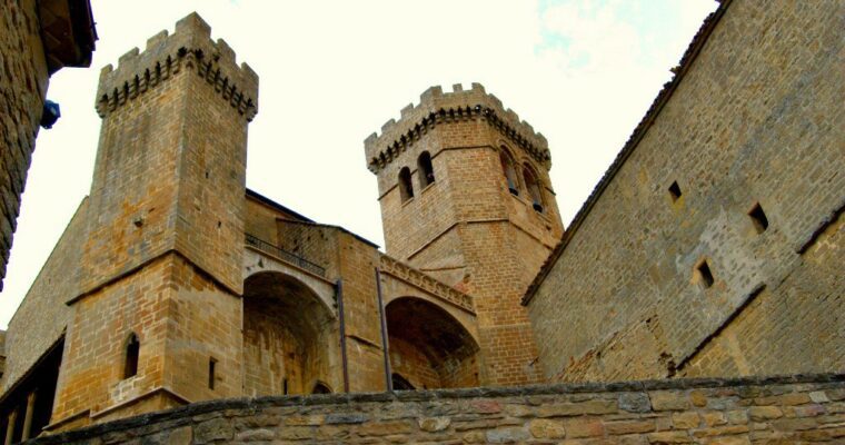 Cómo sugerencia, podría ser La belleza de Ujué: un tesoro medieval en Navarra.