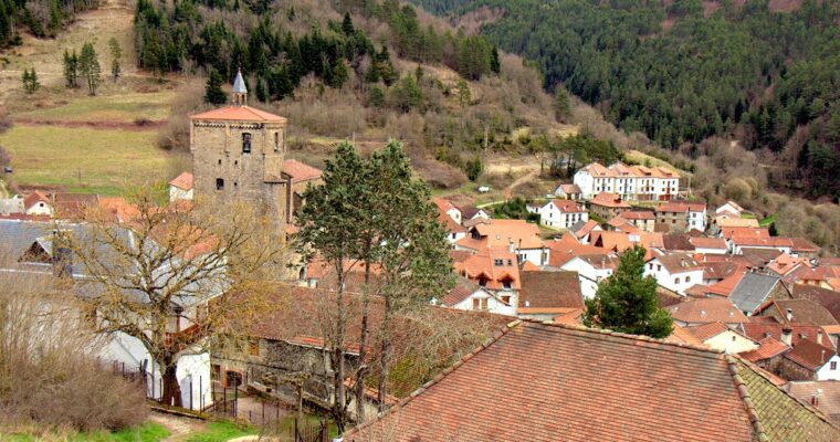 Descubre los encantos naturales del pueblo de Isaba: guía completa turística